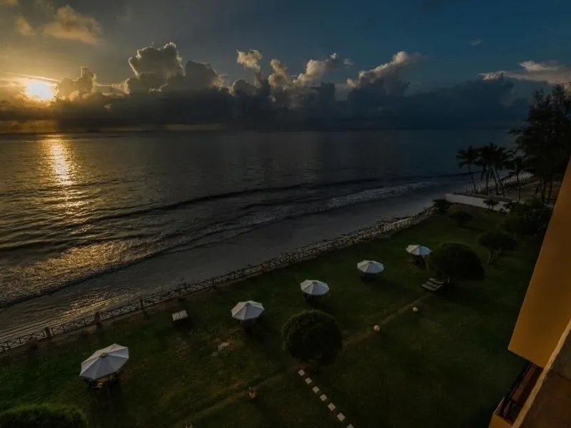 Pogled na plažo Nyali in ocean ob sončnem zahodu iz hotela.