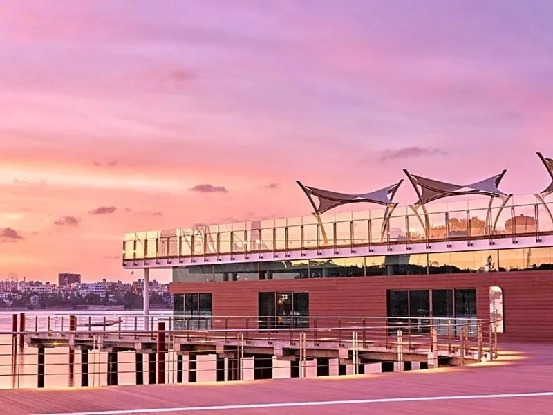 Sunset Lounge ob morju ob sončnem zahodu