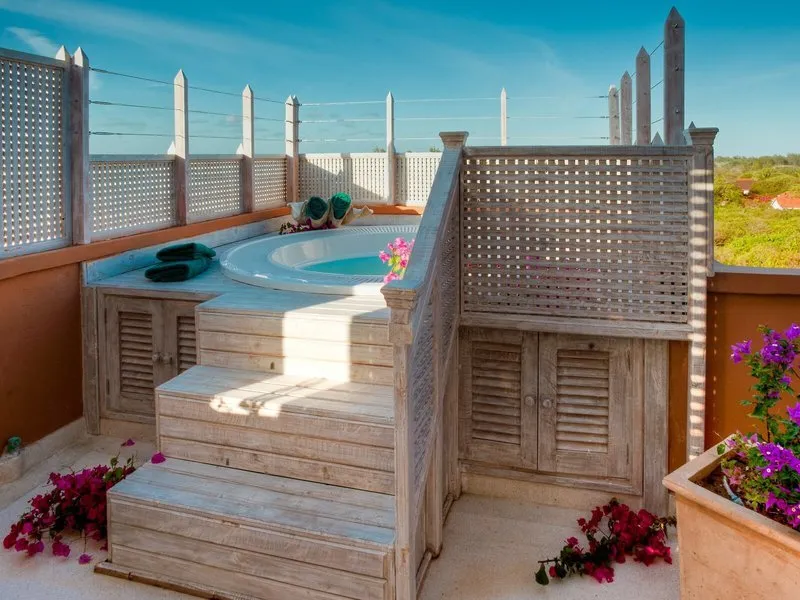 Zasebni jacuzzi na strešni terasi s pogledom na okolico