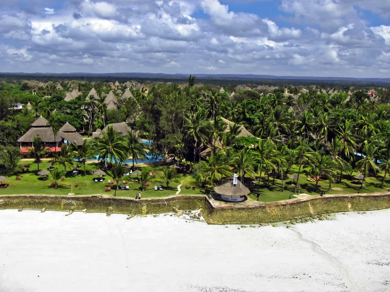 Zračni posnetek Neptune Palm Beach Resorta ob turkiznem morju