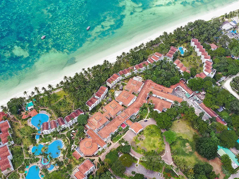 Zračni posnetek resorta Sarova Whitesands ob beli peščeni plaži