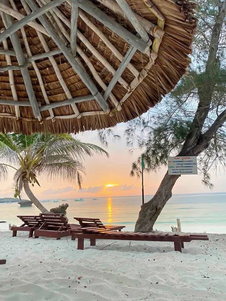 Sončni zahod na plaži pred hotelom Turtle Bay
